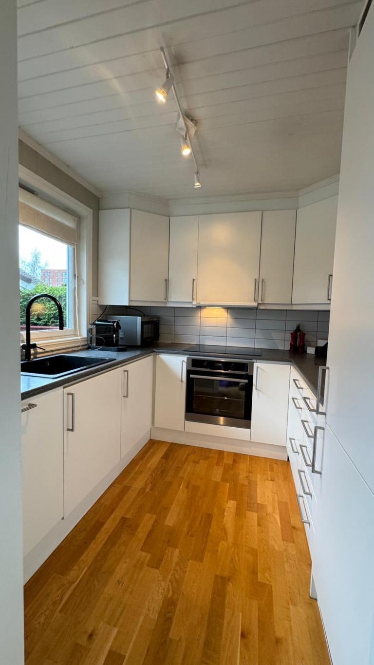 1. etg. Pent kjøkken med ledig skapplass. integrert hvitvarer.